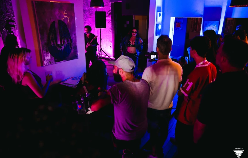 “FemArt” kulmon në festë me zëra të lirë dhe tinguj elektro-punk