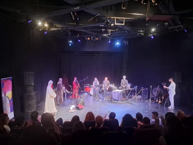 Jepet shfaqja ‘Tales of Scapes’, performanca futuriste që paralajmëron risitë në skenën muzikore kosovare