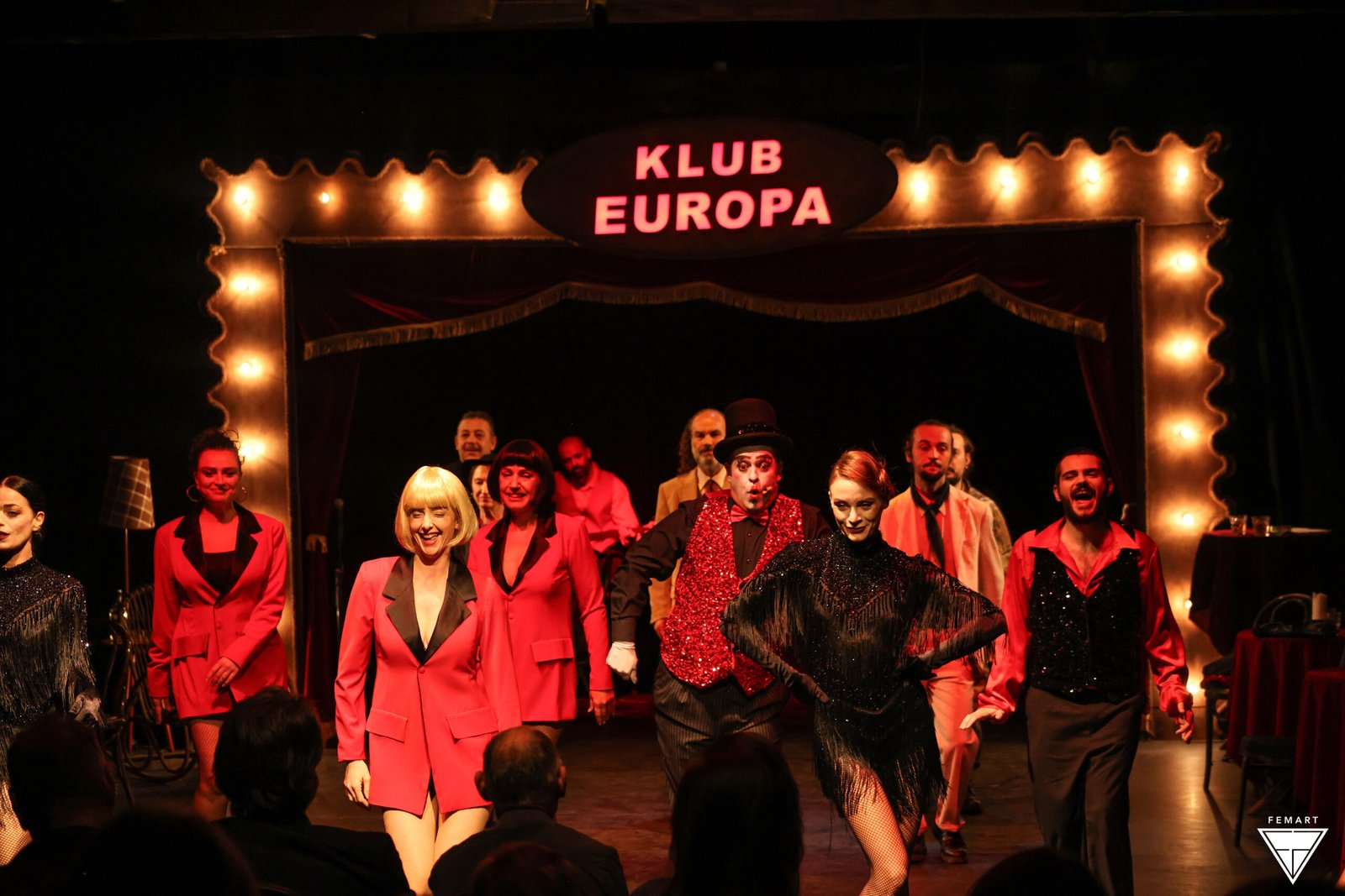 Cabaret 1999” – A Journey Between the Light of Freedom and the Wounds Left by War